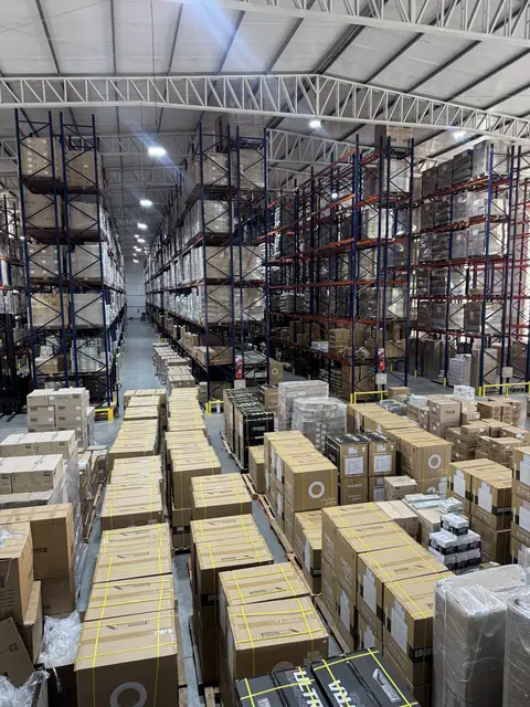 Pedidos preparados en el piso de la nave, listos para salir